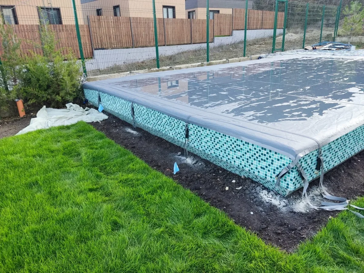 Батутное покрывало на бассейне в Гатчине